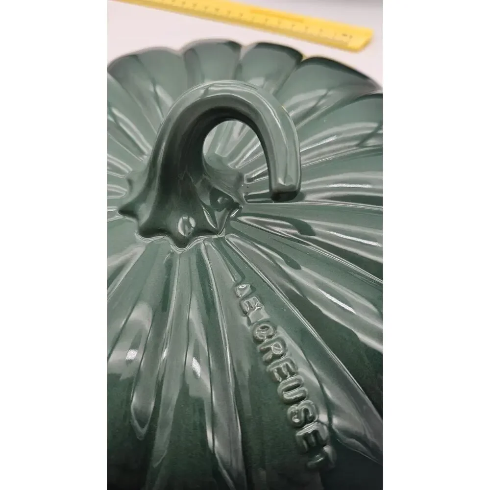 LE CREUSET Pumpkin Pie Dish W/Lid In Artichaut